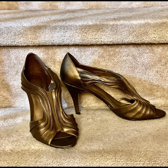 🛍2/$25🛍~ Bronze open toe pumps - Picture 2 of 4